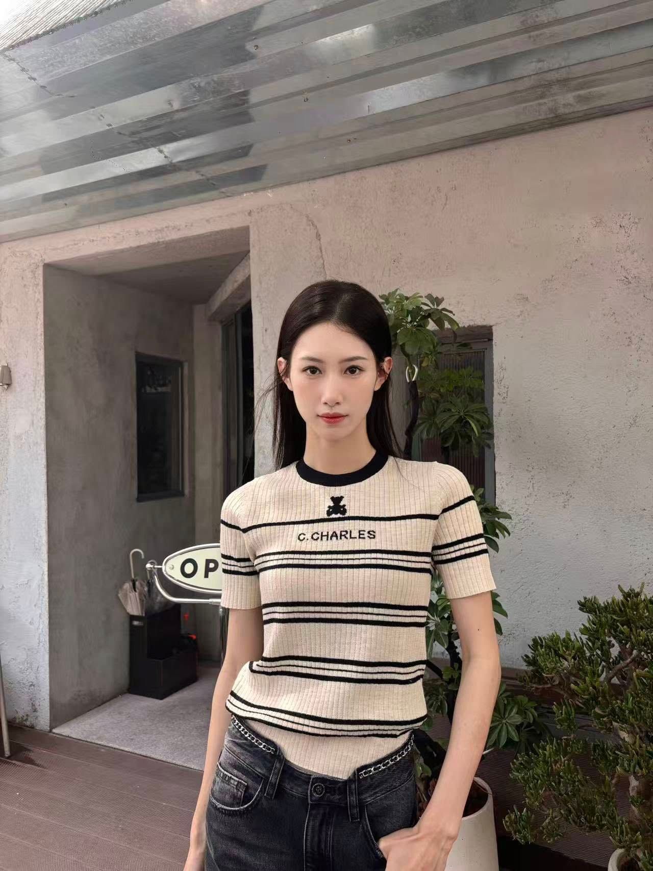  Áo ngắn tay kem sáng kẻ ngang, cổ viền đen 