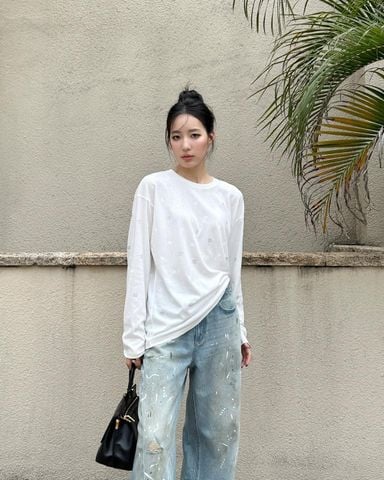  Áo cotton trắng dài tay logo đính đá nhỏ 