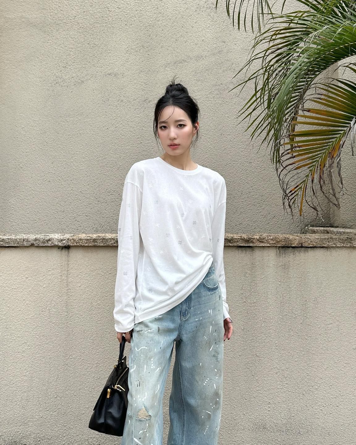  Áo cotton trắng dài tay logo đính đá nhỏ 