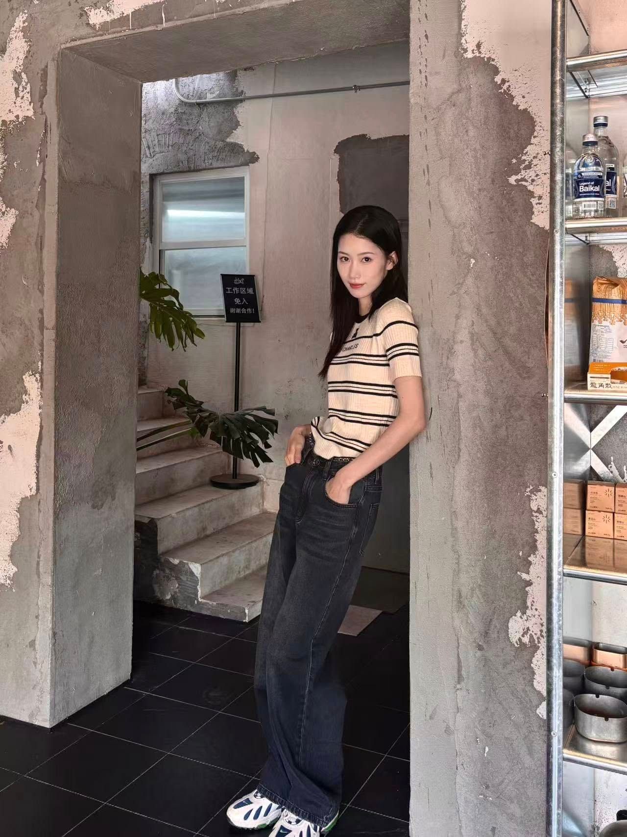  Áo ngắn tay kem sáng kẻ ngang, cổ viền đen 