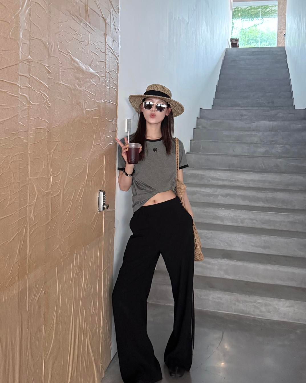  Quần đen logo túi viền đá nhỏ 