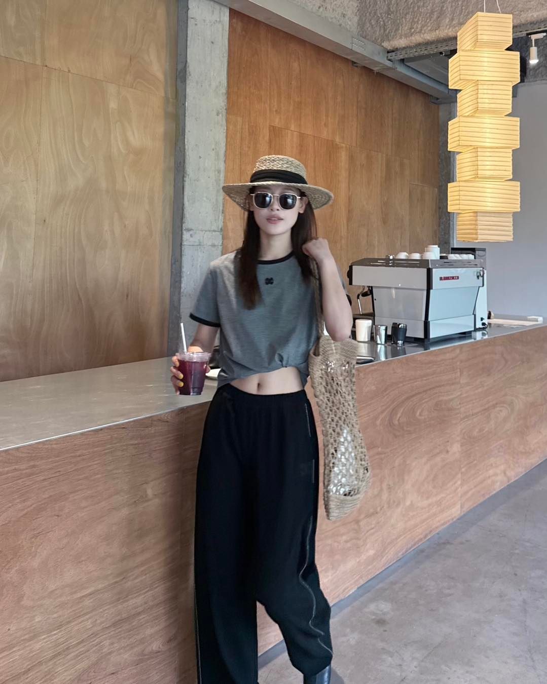  Quần đen logo túi viền đá nhỏ 