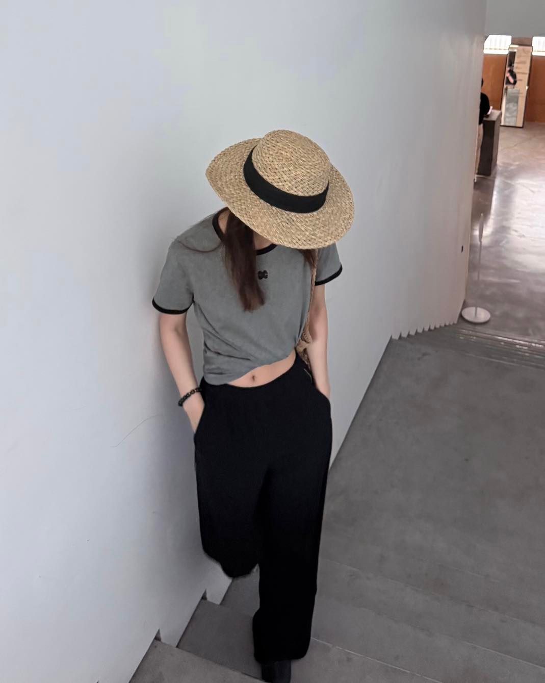  Áo phông xám tro, viền đen, logo đen 