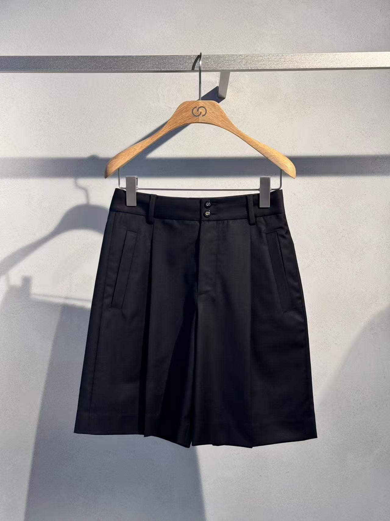  4.Quần sooc vải ngố đen lưng cao 