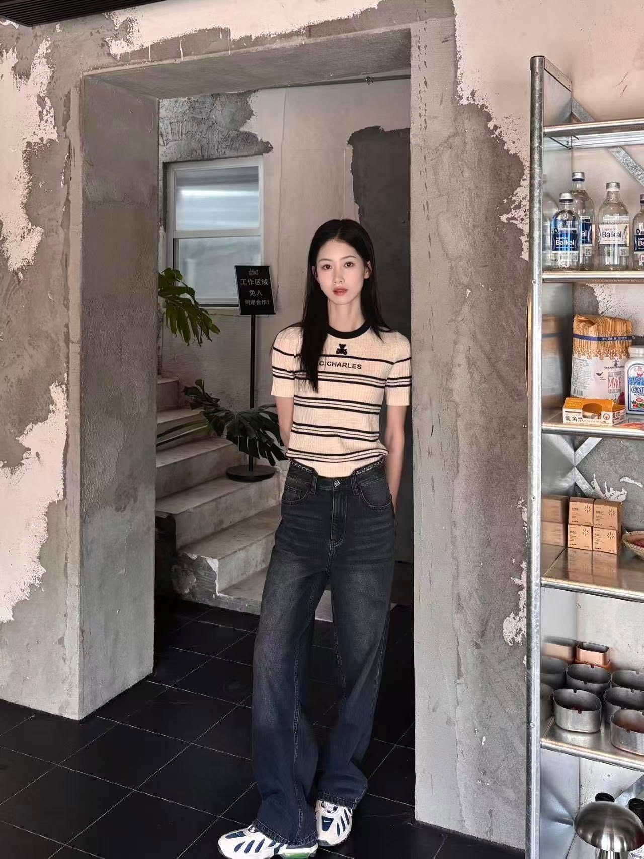  Áo ngắn tay kem sáng kẻ ngang, cổ viền đen 