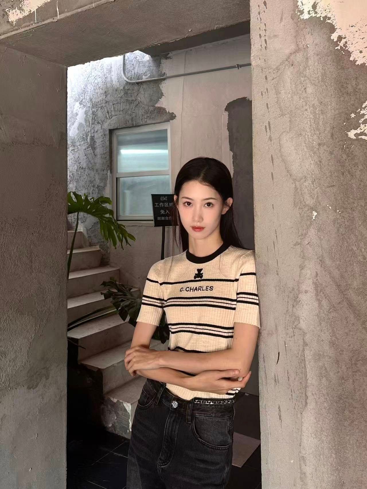  Áo ngắn tay kem sáng kẻ ngang, cổ viền đen 