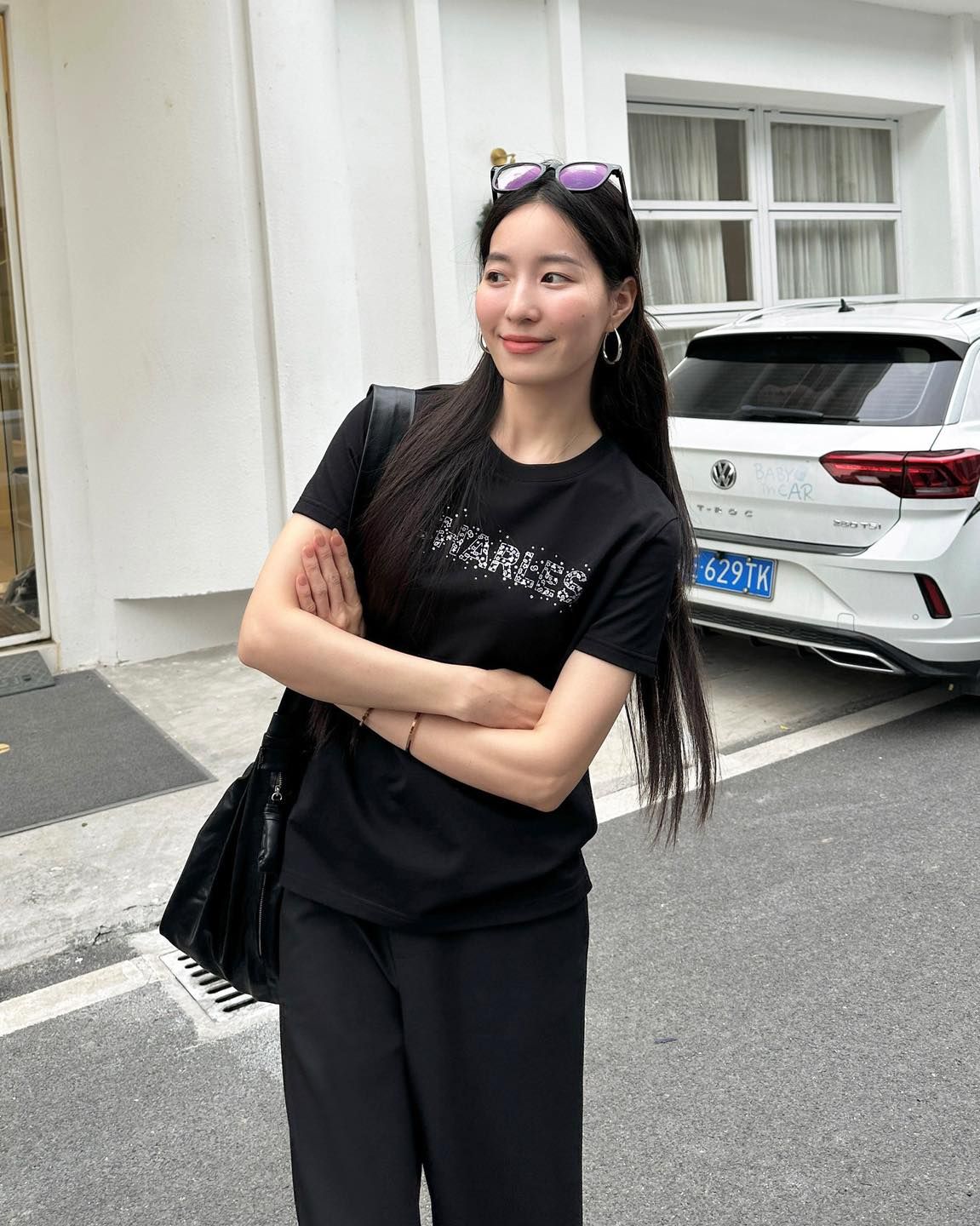  Áo phông đen, chữ C.Charles trắng blink 