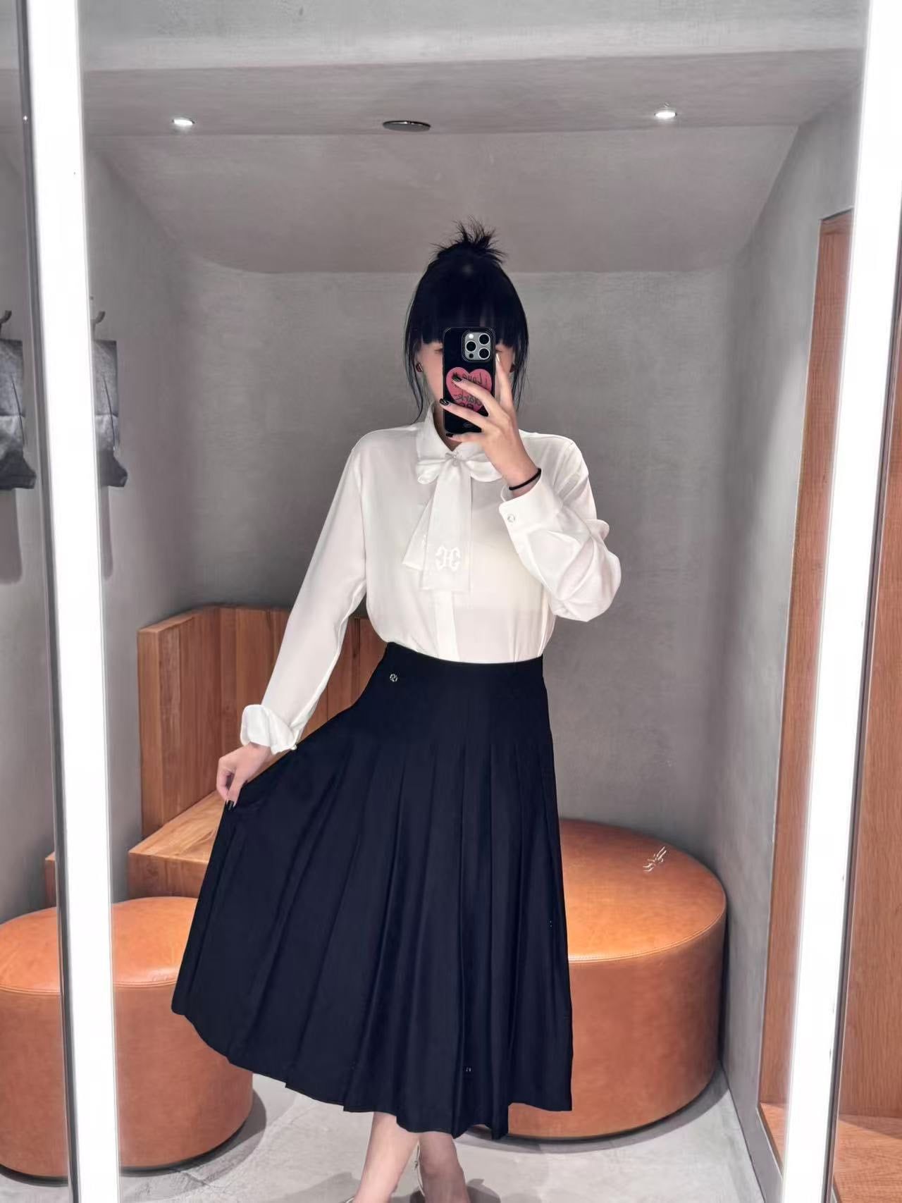  Áo sơ mi trắng thắt nơ cà vạt Logo CC 