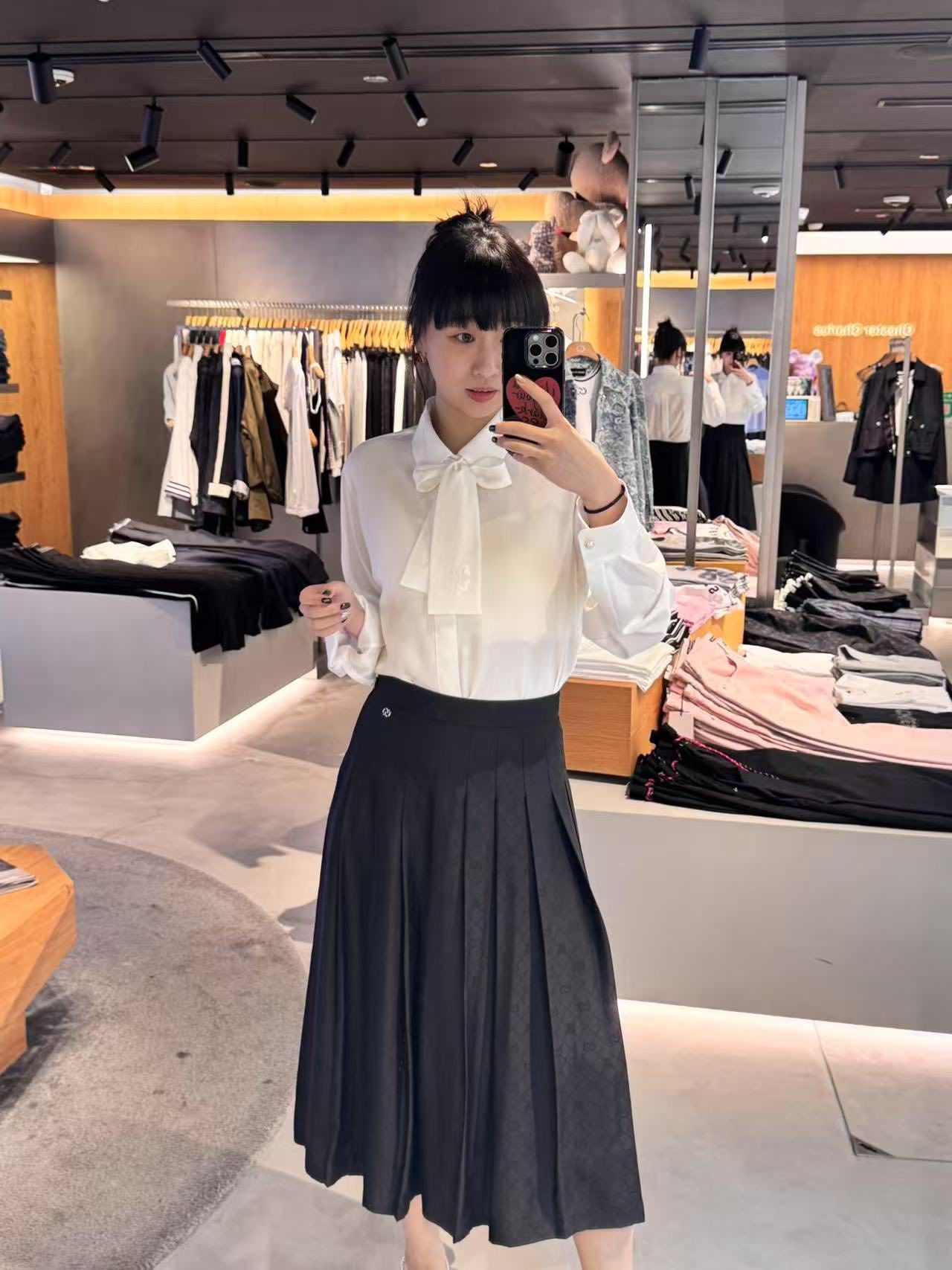  Áo sơ mi trắng thắt nơ cà vạt Logo CC 