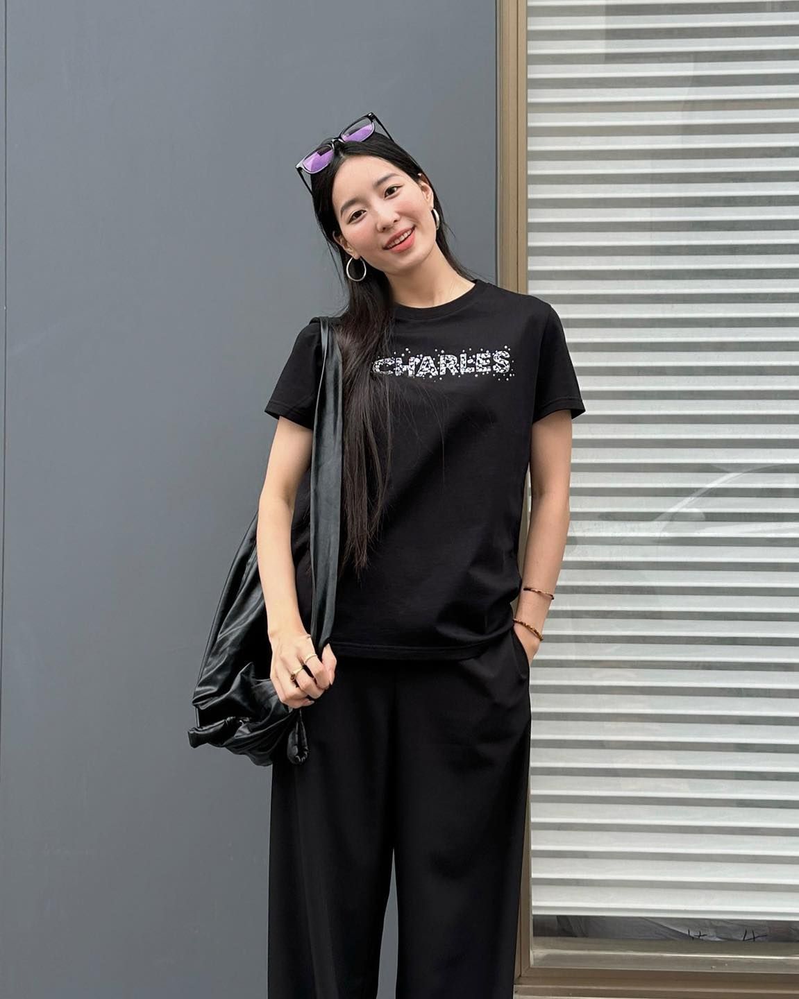  Áo phông đen, chữ C.Charles trắng blink 