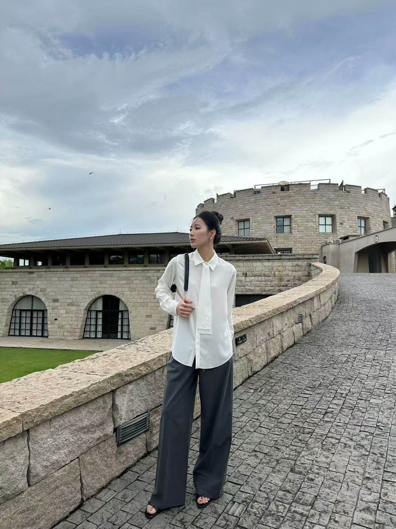  Áo sơ mi trắng thắt nơ cà vạt Logo CC 