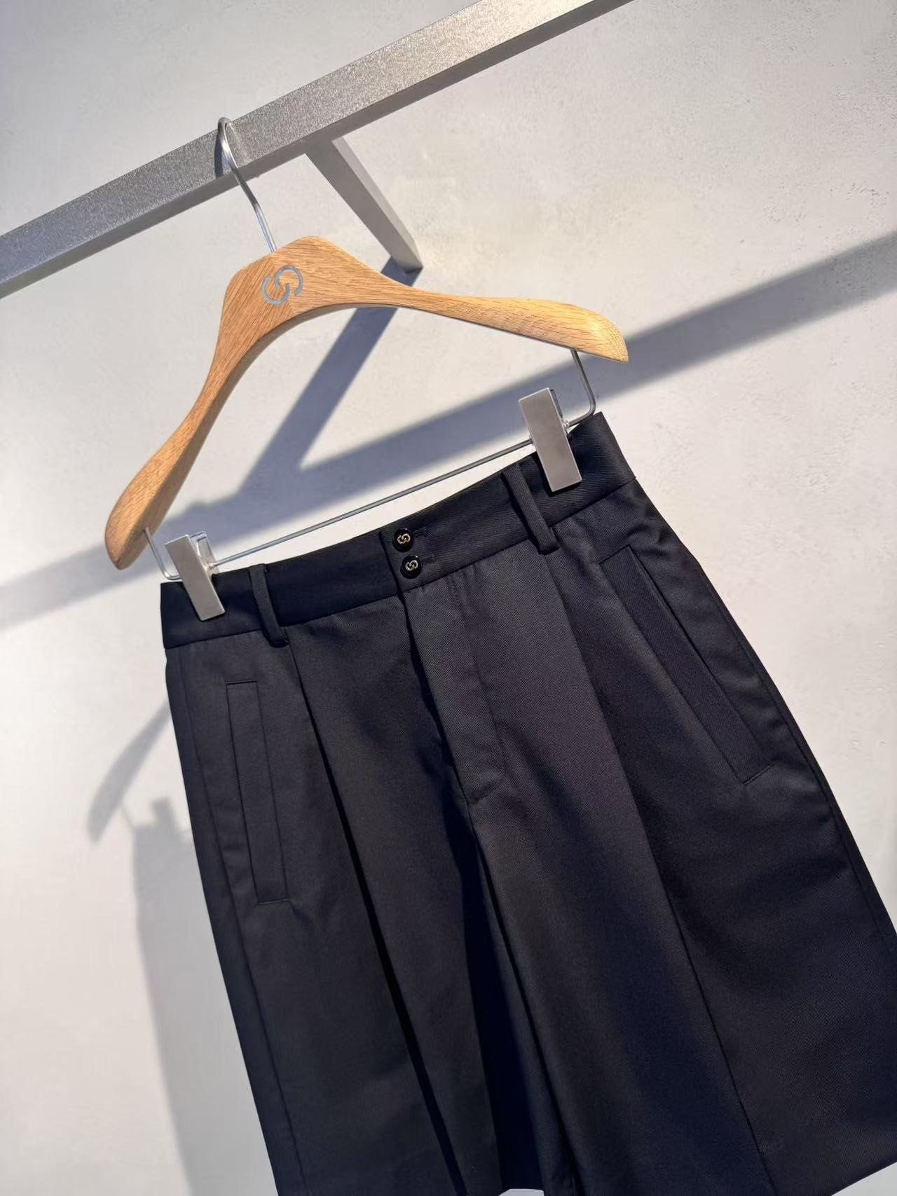  4.Quần sooc vải ngố đen lưng cao 