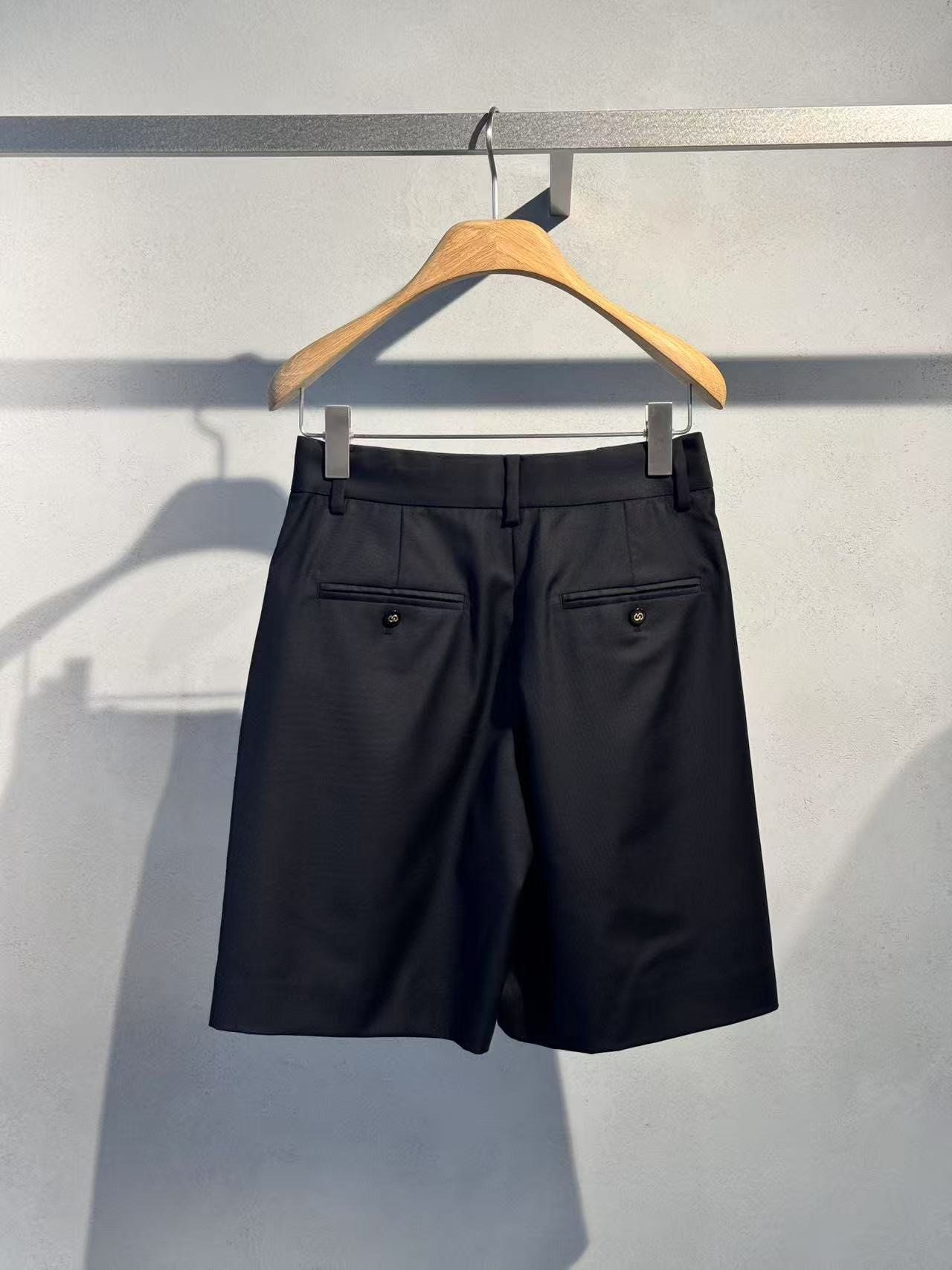  4.Quần sooc vải ngố đen lưng cao 