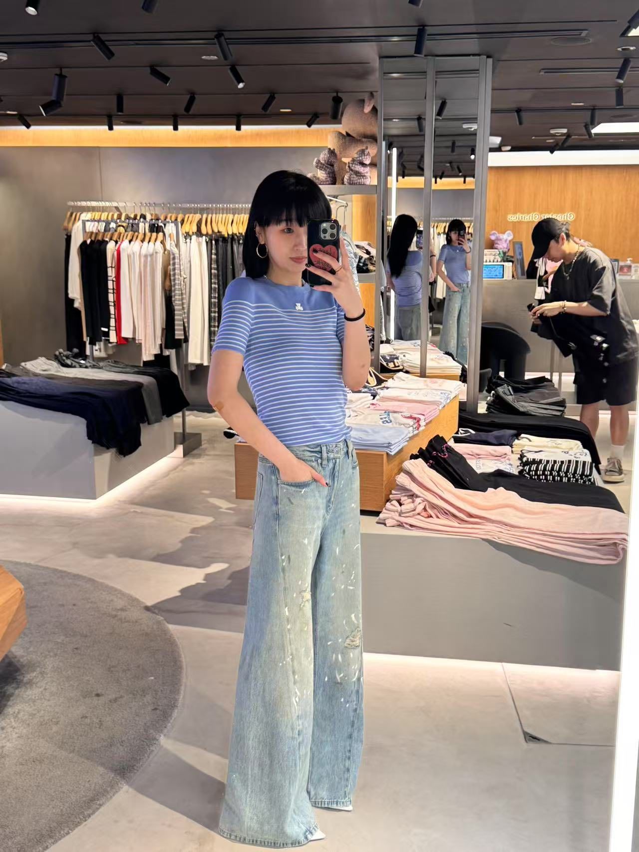  8.Quần Jean ly chéo , vẩy sơn 