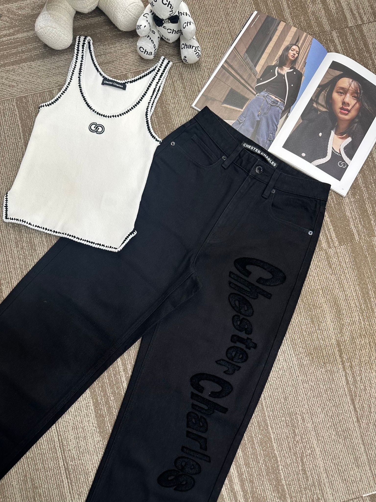  Quần jean đen - chữ logo đùi 