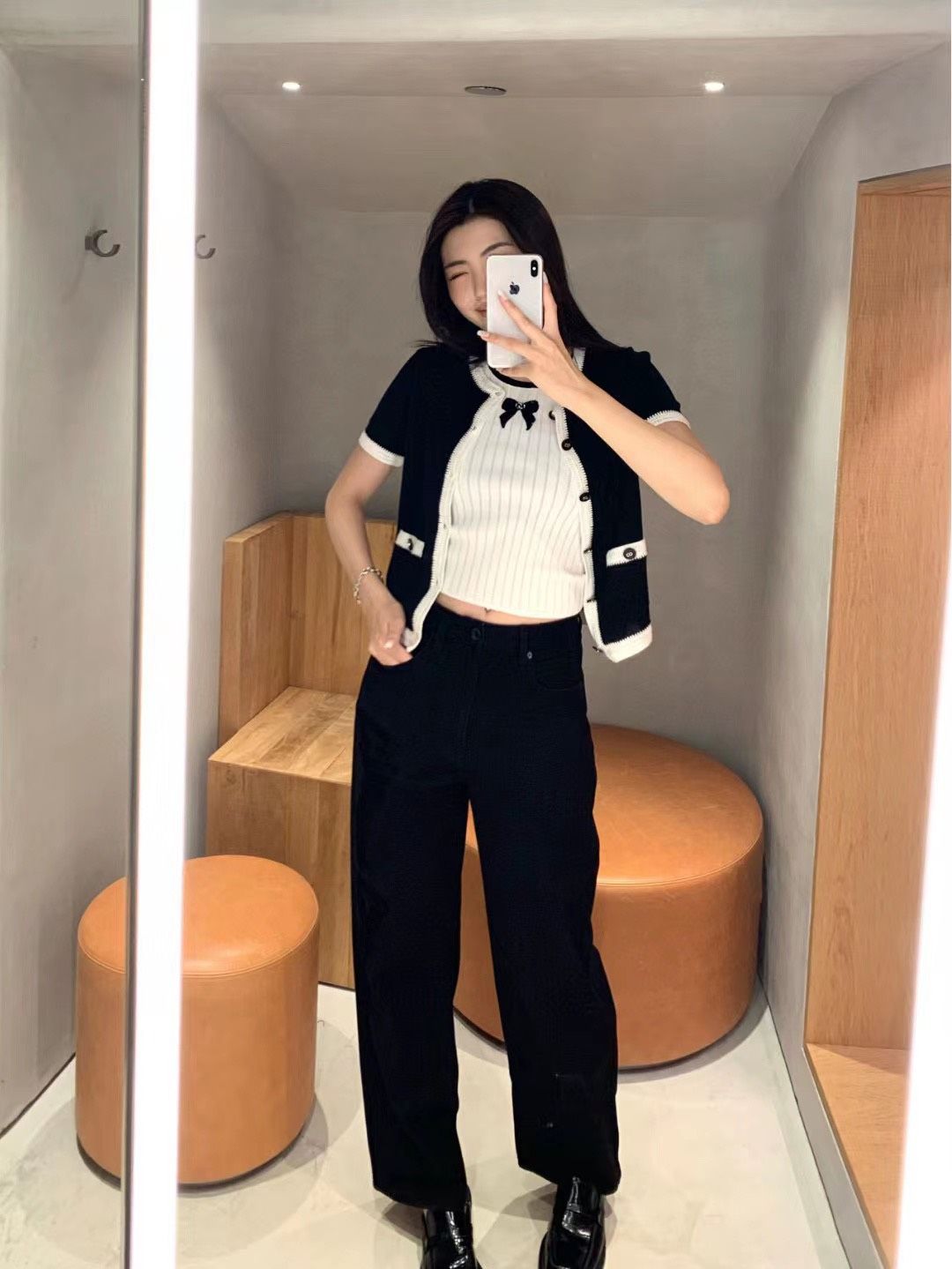  Quần jean đen - chữ logo đùi 