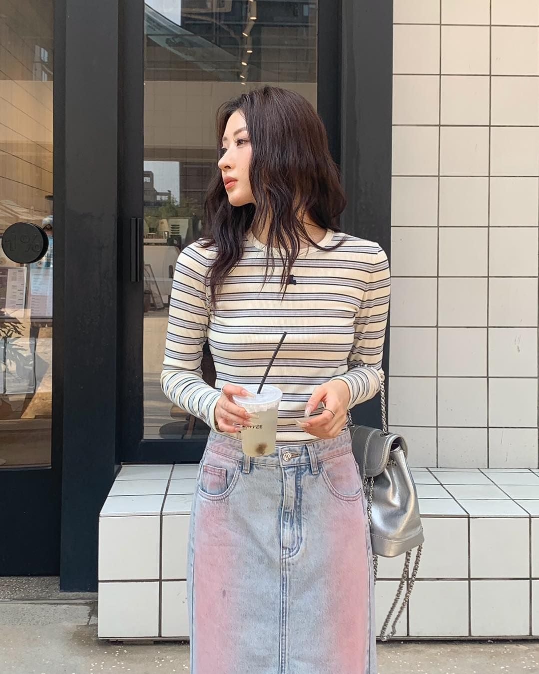  Áo thun kẻ ngang gấu đen nhỏ trước ngực 