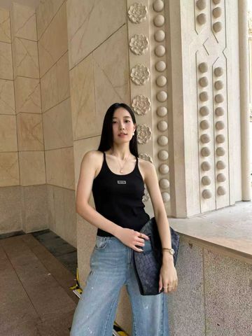  3. Áo hai dây đen Logo chữ nhật nhỏ ngực 