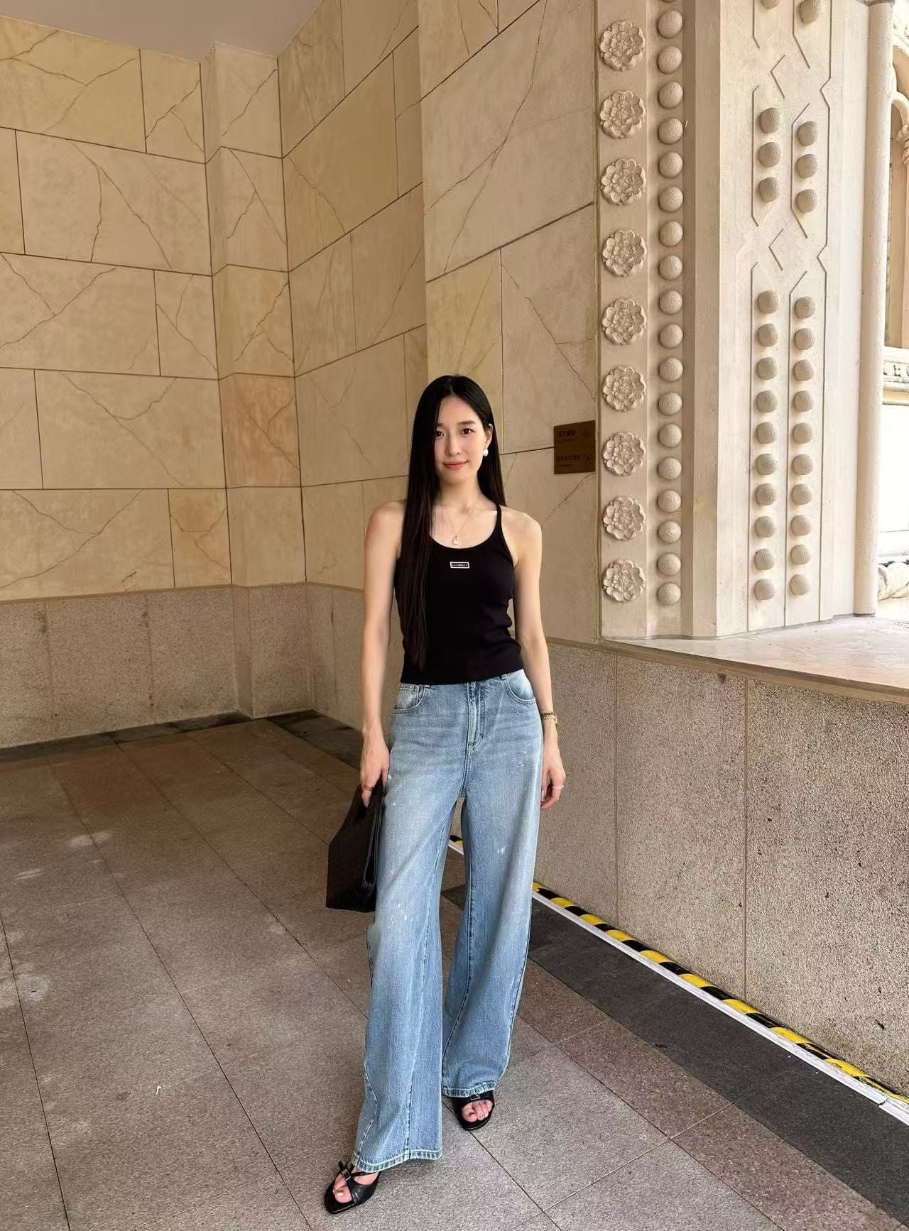  3.Quần jean xanh, vạt chéo Vẩy sơn 