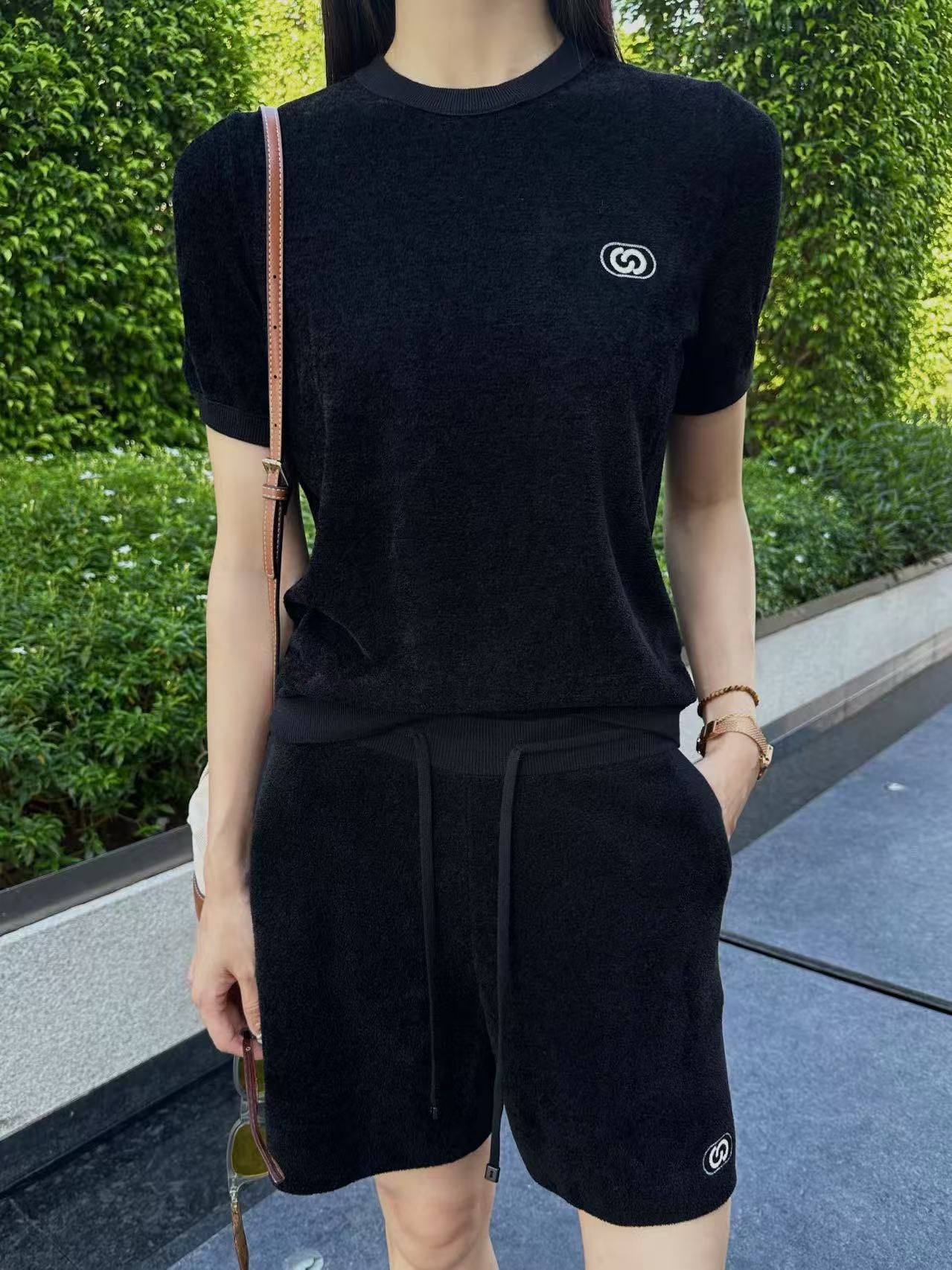  Áo nhung đen, logo trắng 1 bên (Set) 