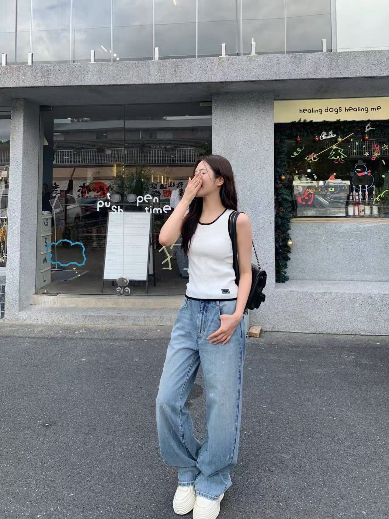  3.Quần jean xanh, vạt chéo Vẩy sơn 