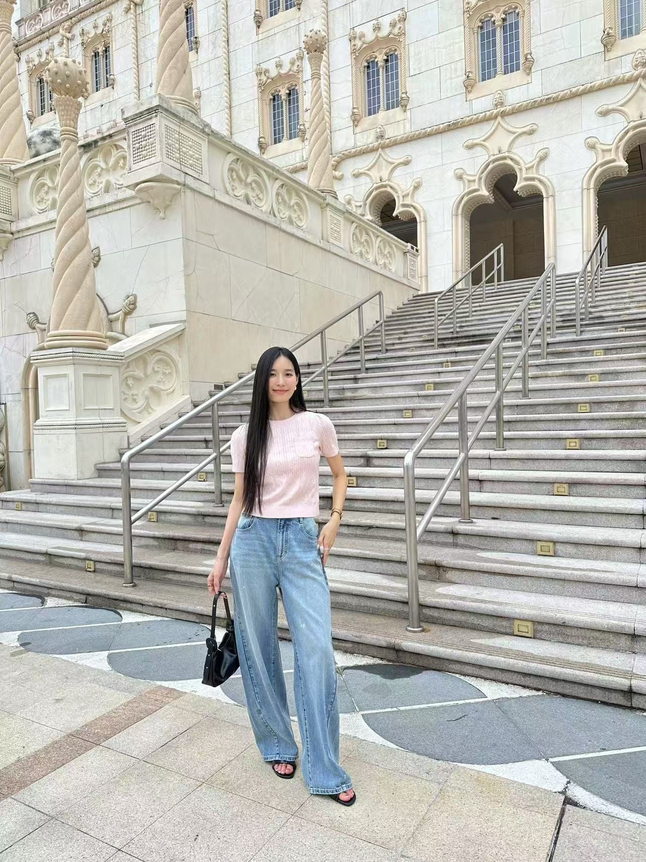  3.Quần jean xanh, vạt chéo Vẩy sơn 