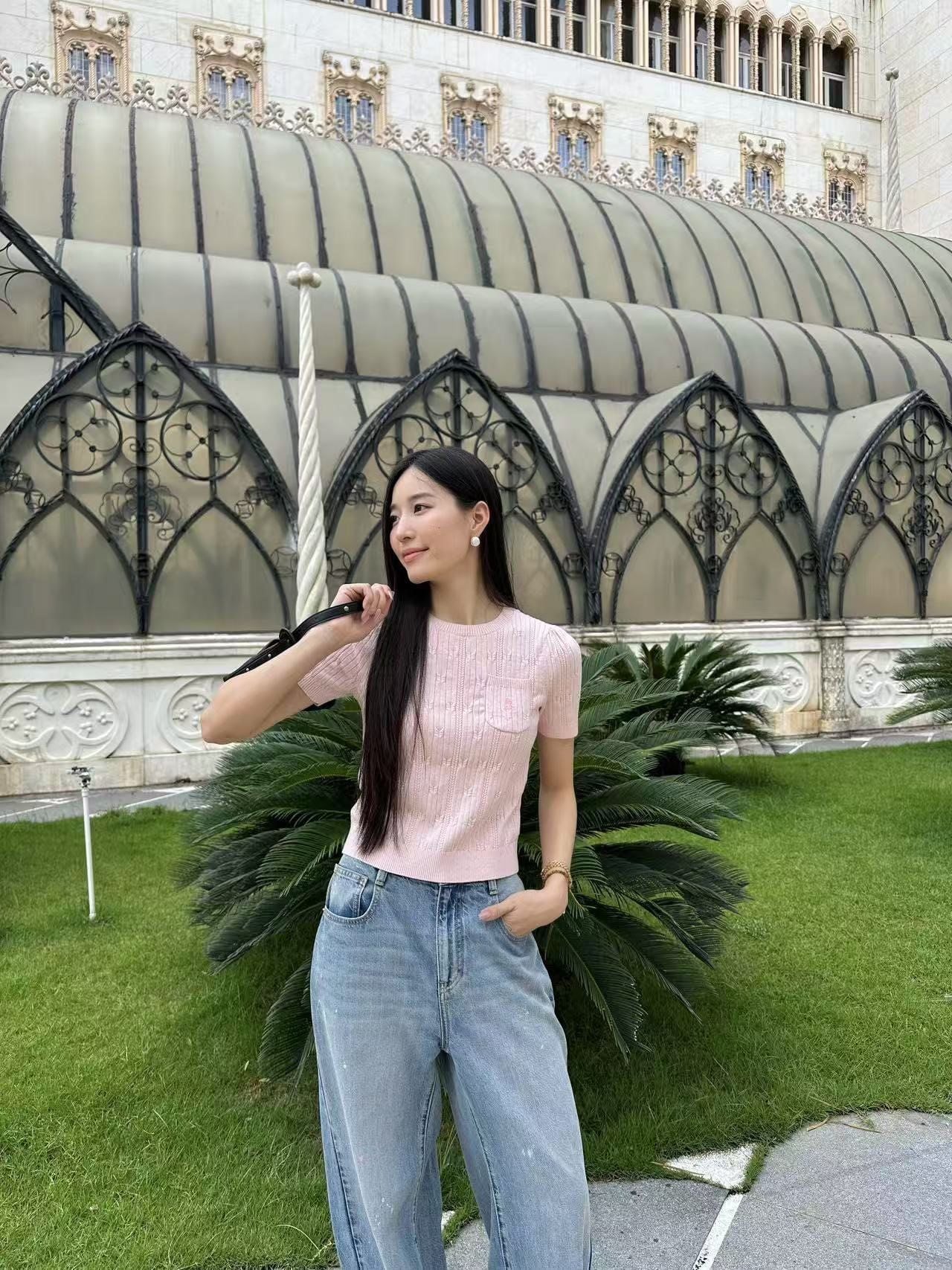  3.Quần jean xanh, vạt chéo Vẩy sơn 