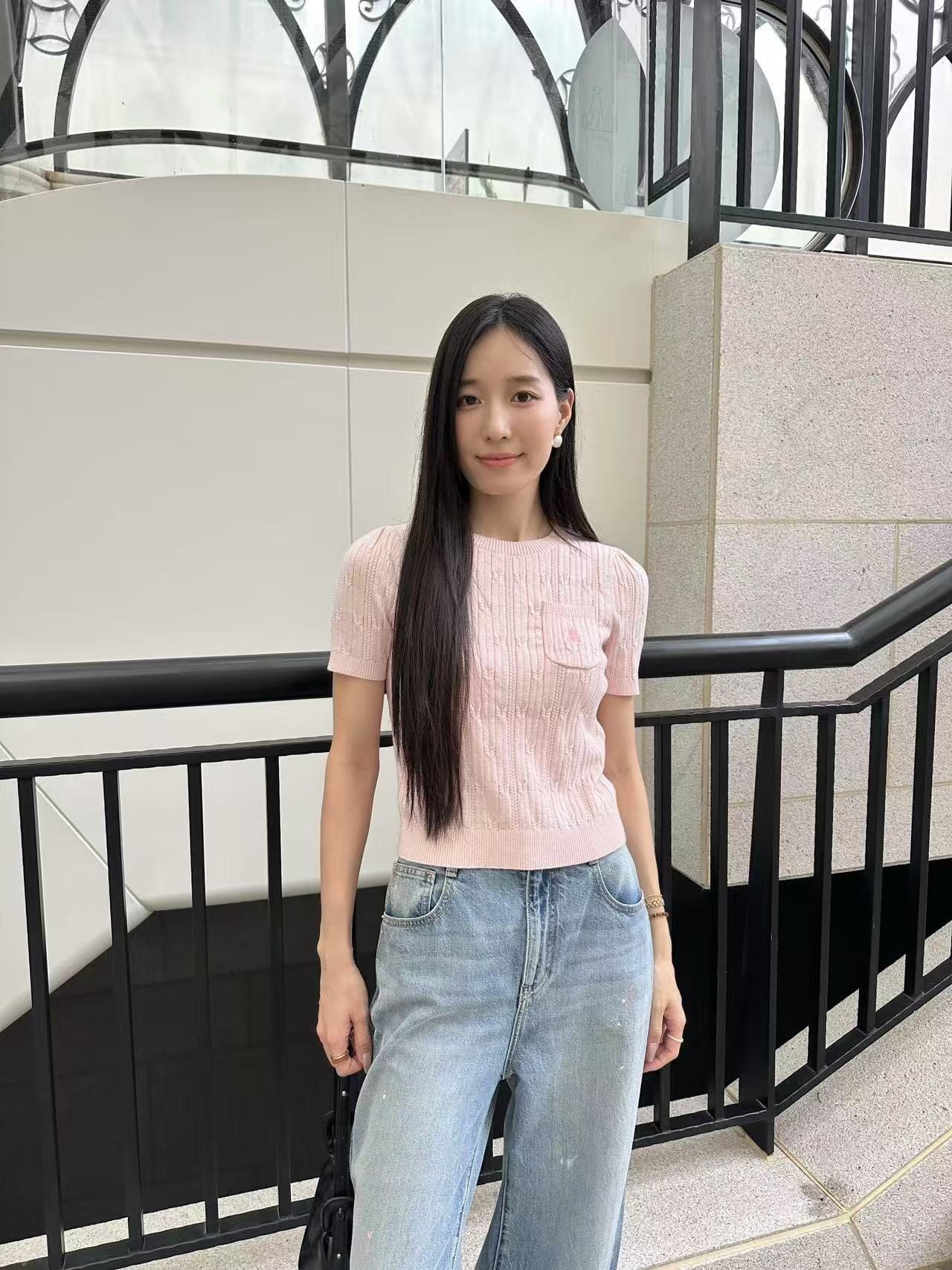  3.Quần jean xanh, vạt chéo Vẩy sơn 