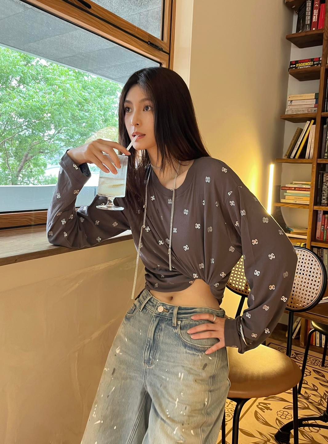  8.Quần Jean ly chéo , vẩy sơn 