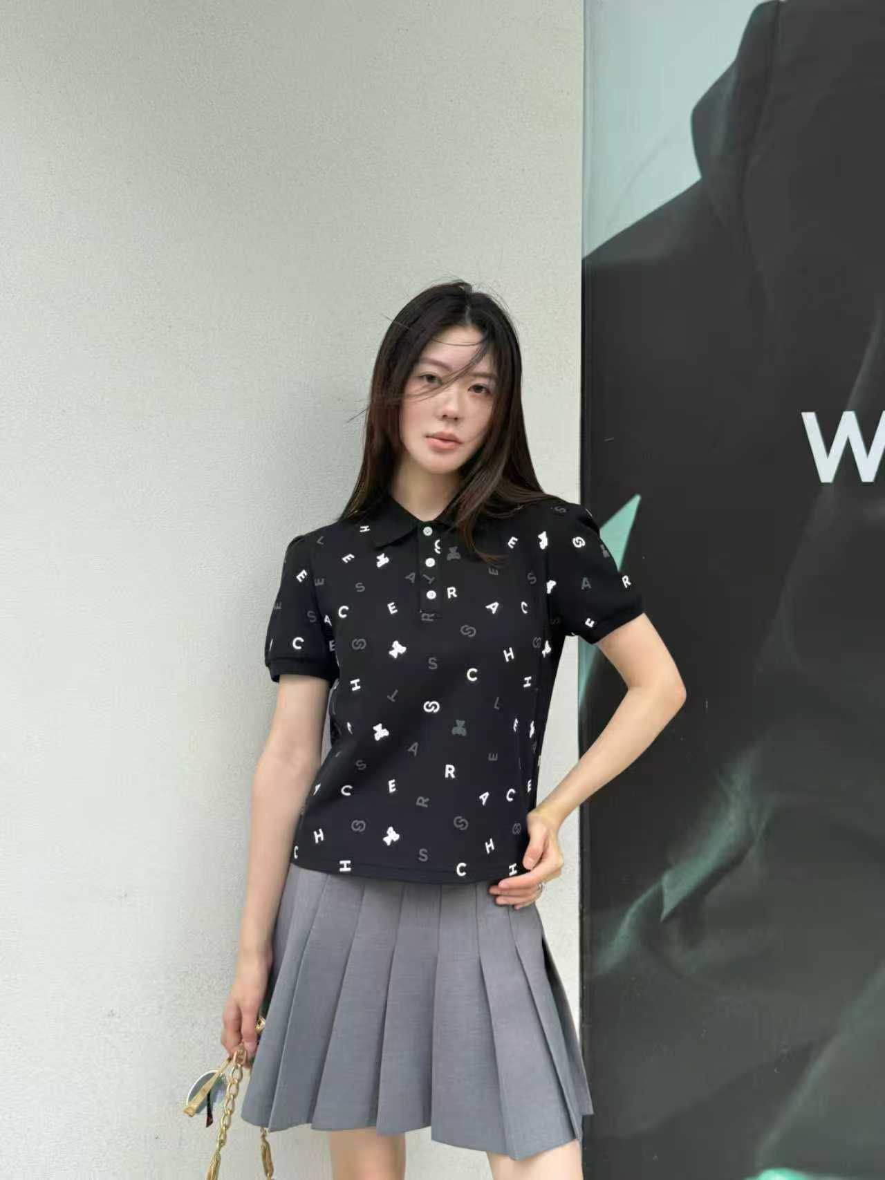  Áo polo đen, họa tiết chữ, gấu trắng 