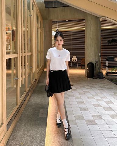  9.Chân váy xếp ly đen, cạp 2 Logo xích vàng 