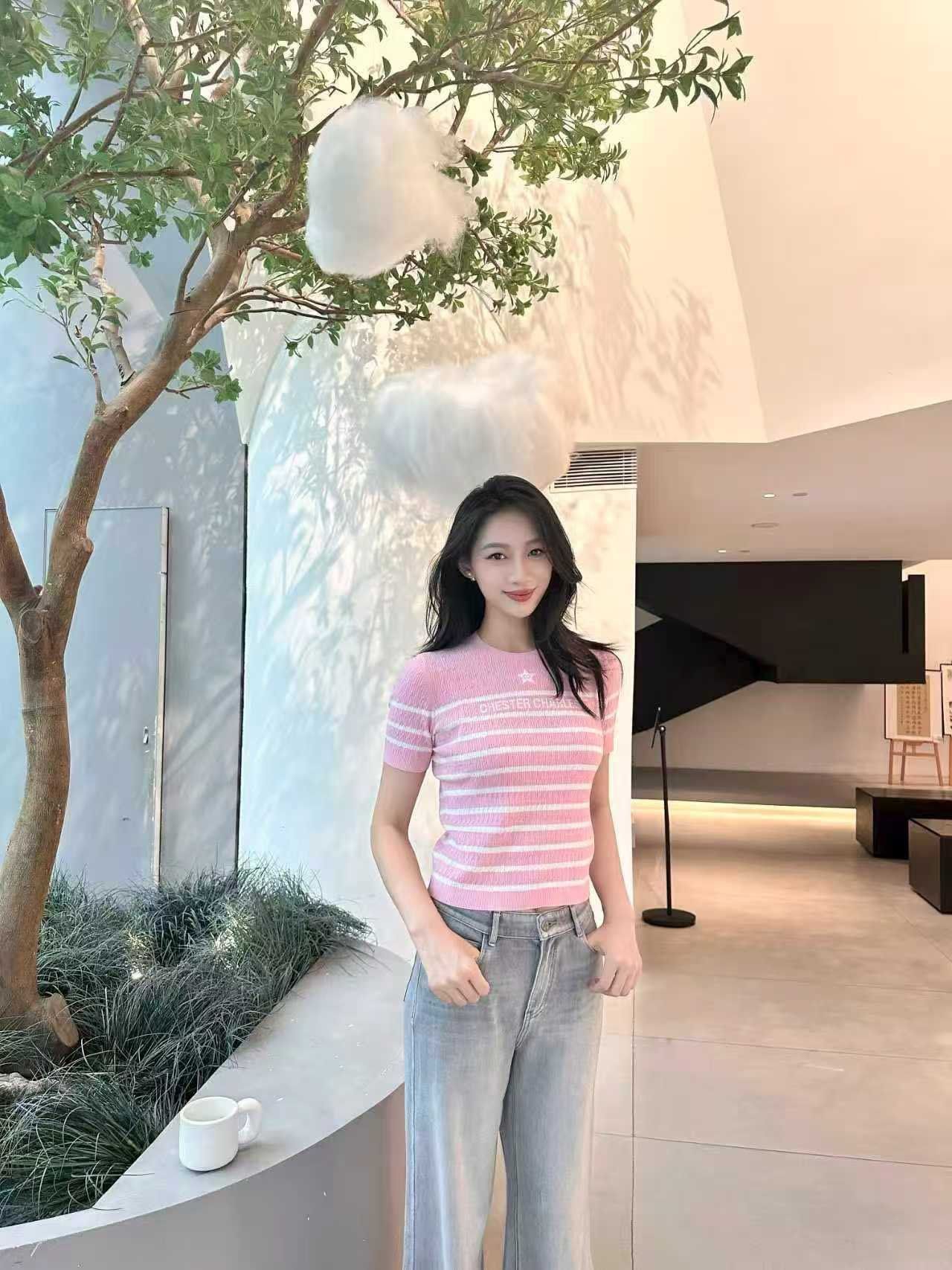  Áo hồng kẻ ngang trắng - ngôi sao giữa 