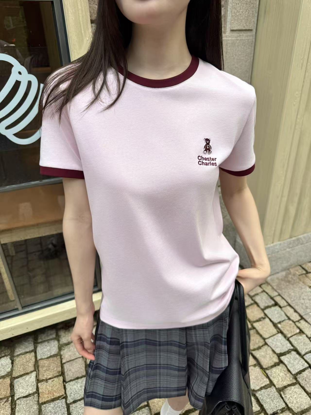  Áo phông hồng , viền đỏ gấu chữ 1 bên ngực 