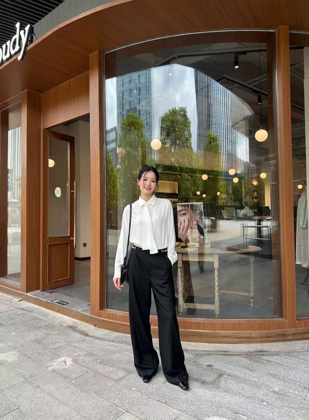  Quần vải đen xích vàng ss25 