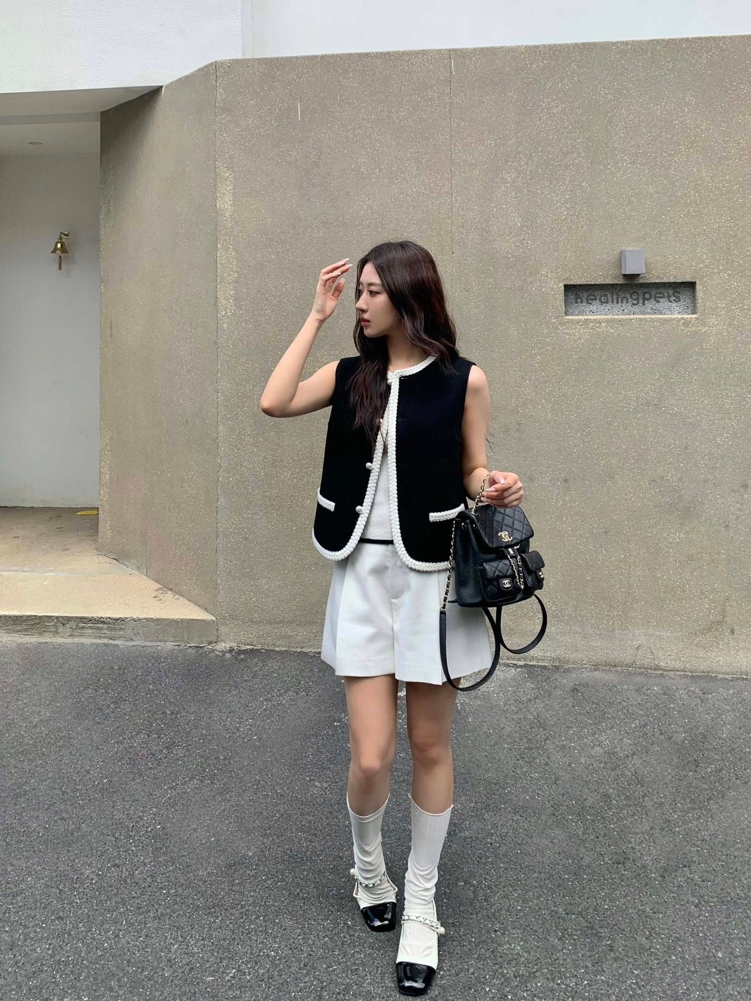  Áo ghile đen - viền trắng, cúc ngọc 