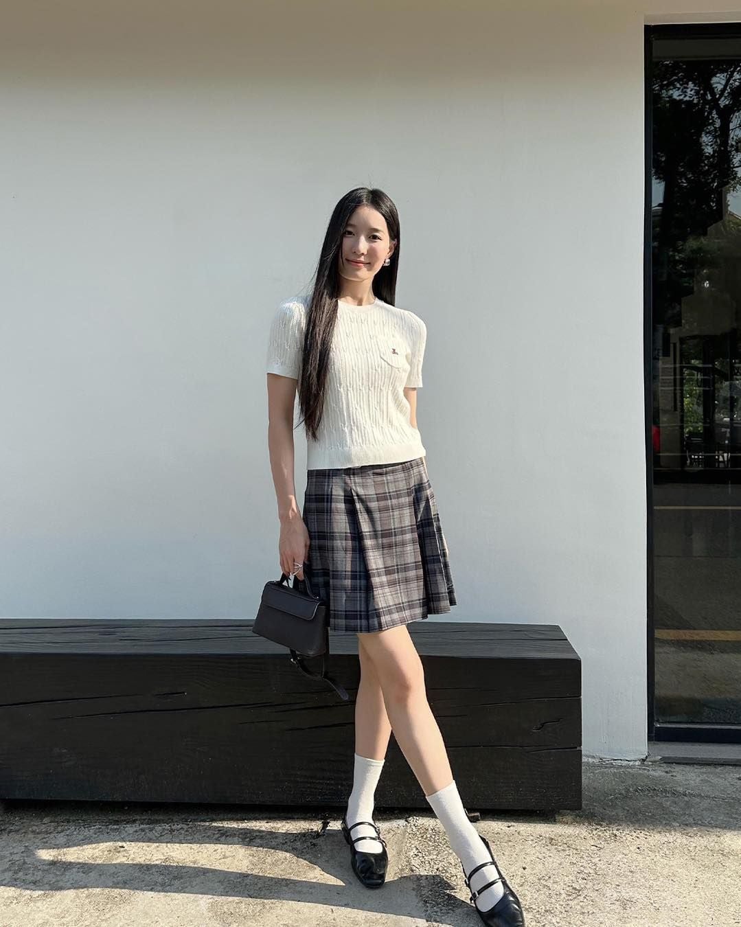  5.Áo trắng, vân sọc túi gấu 1 bên 