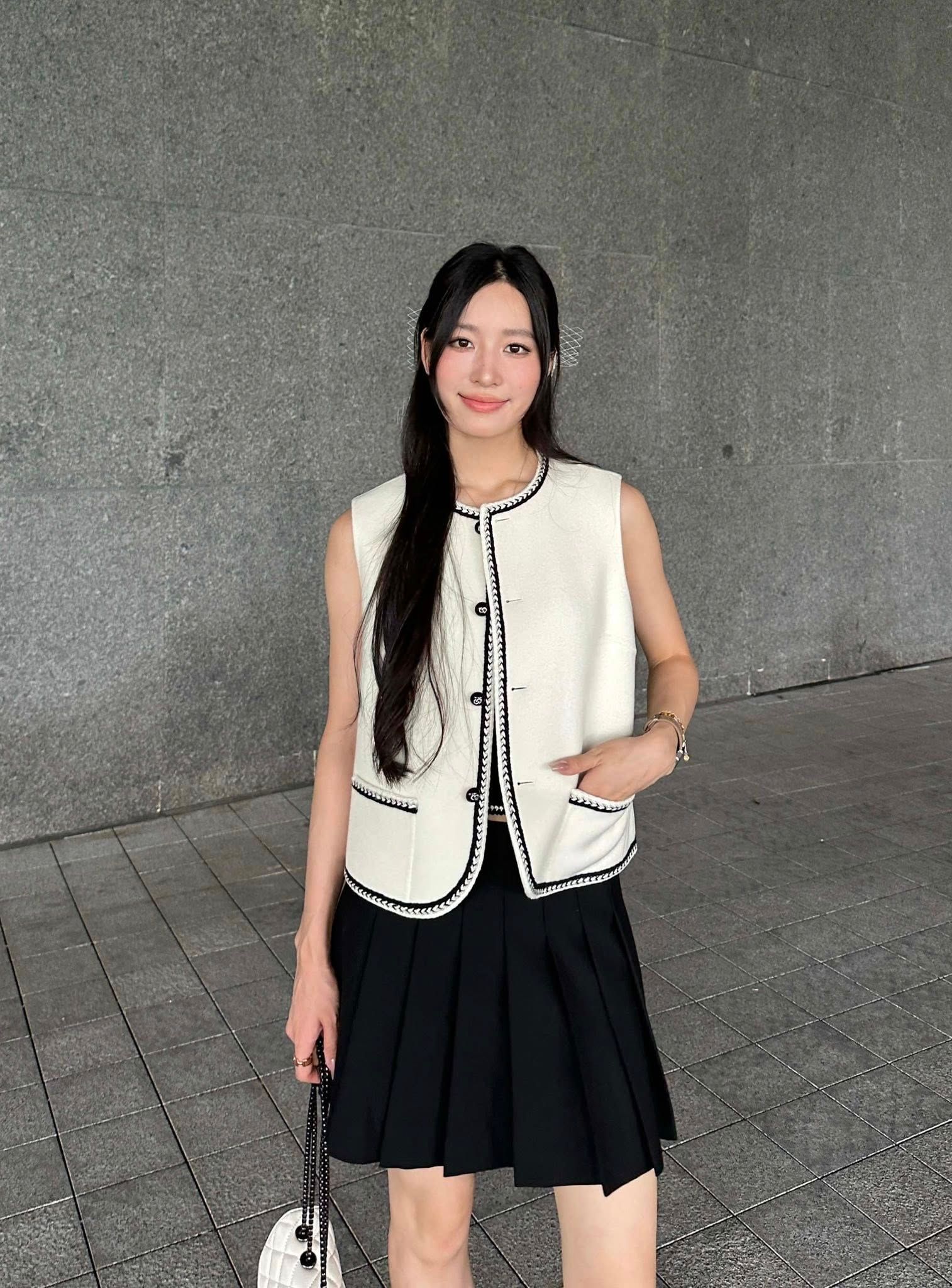  2.Áo ghile trắng - 2 túi viền đen 