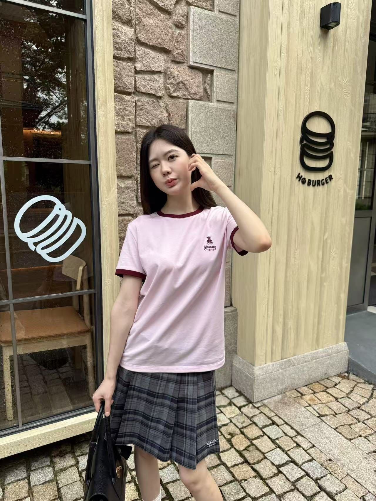  Áo phông hồng , viền đỏ gấu chữ 1 bên ngực 