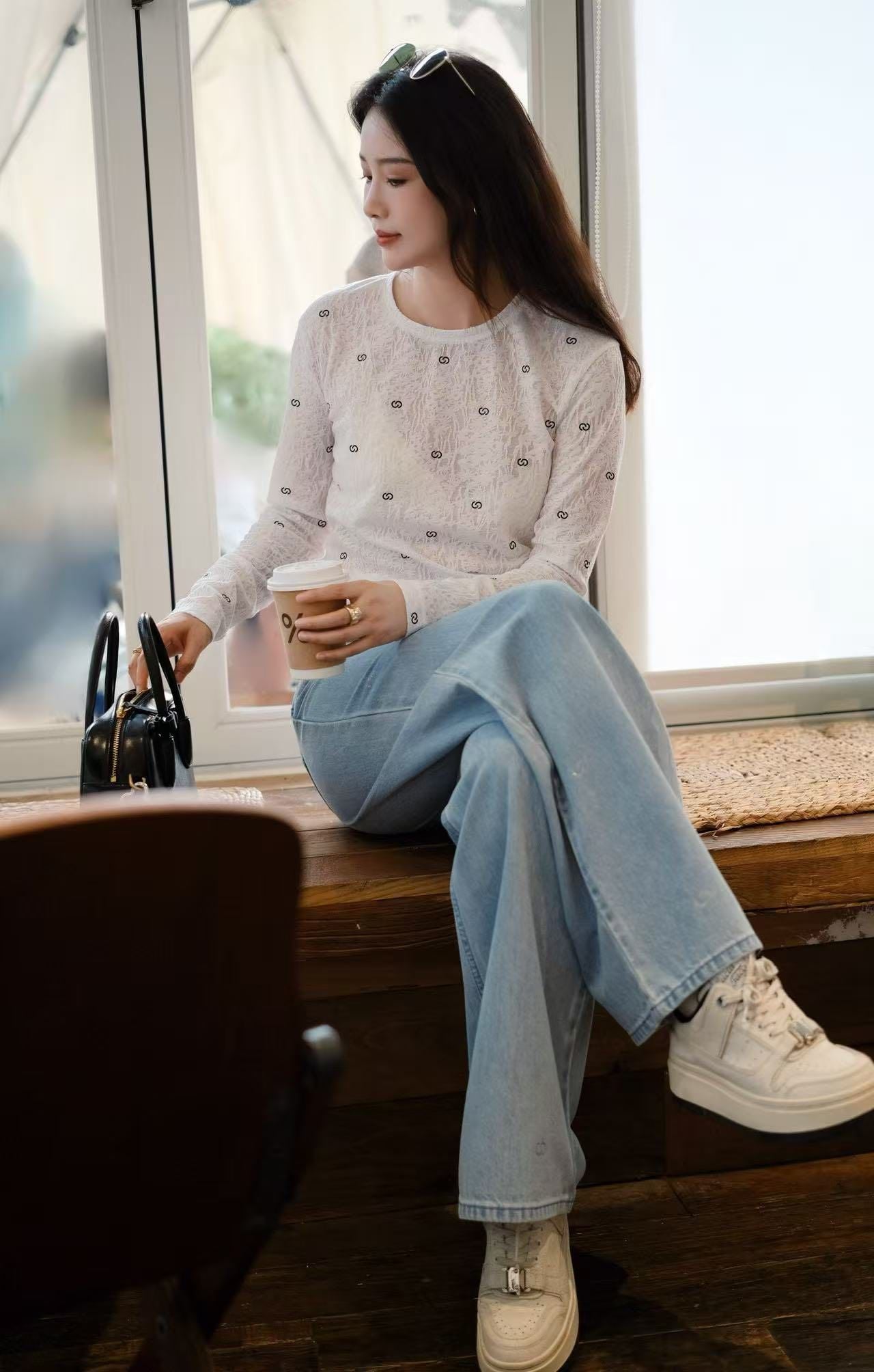  Áo thun trắng dài tay logo CC đen nhỏ 