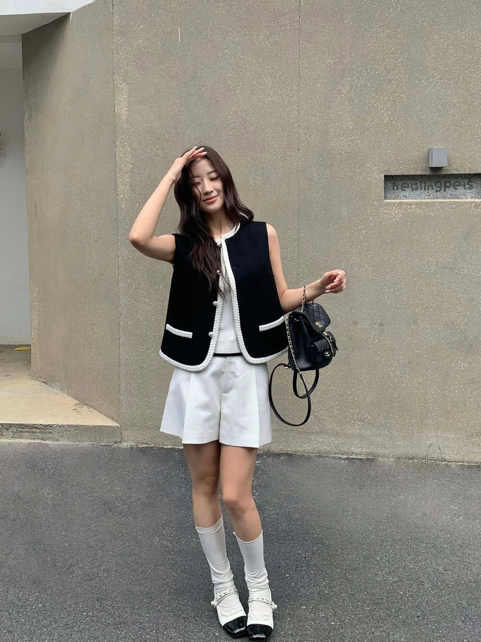  Áo ghile đen - viền trắng, cúc ngọc 