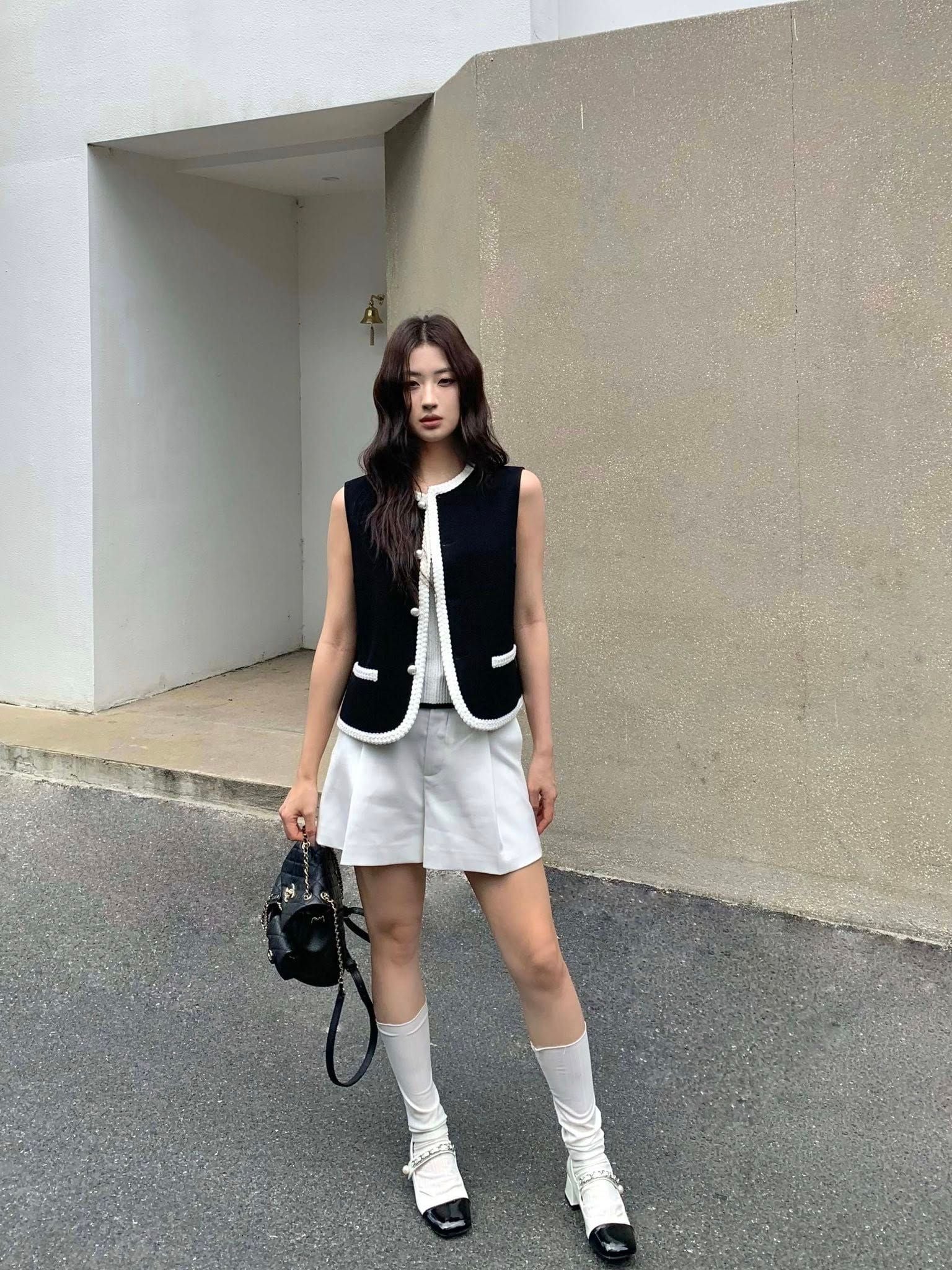  Áo ghile đen - viền trắng, cúc ngọc 