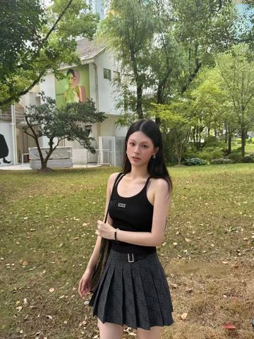  Áo hai dây đen Logo chữ nhật nhỏ ngực 