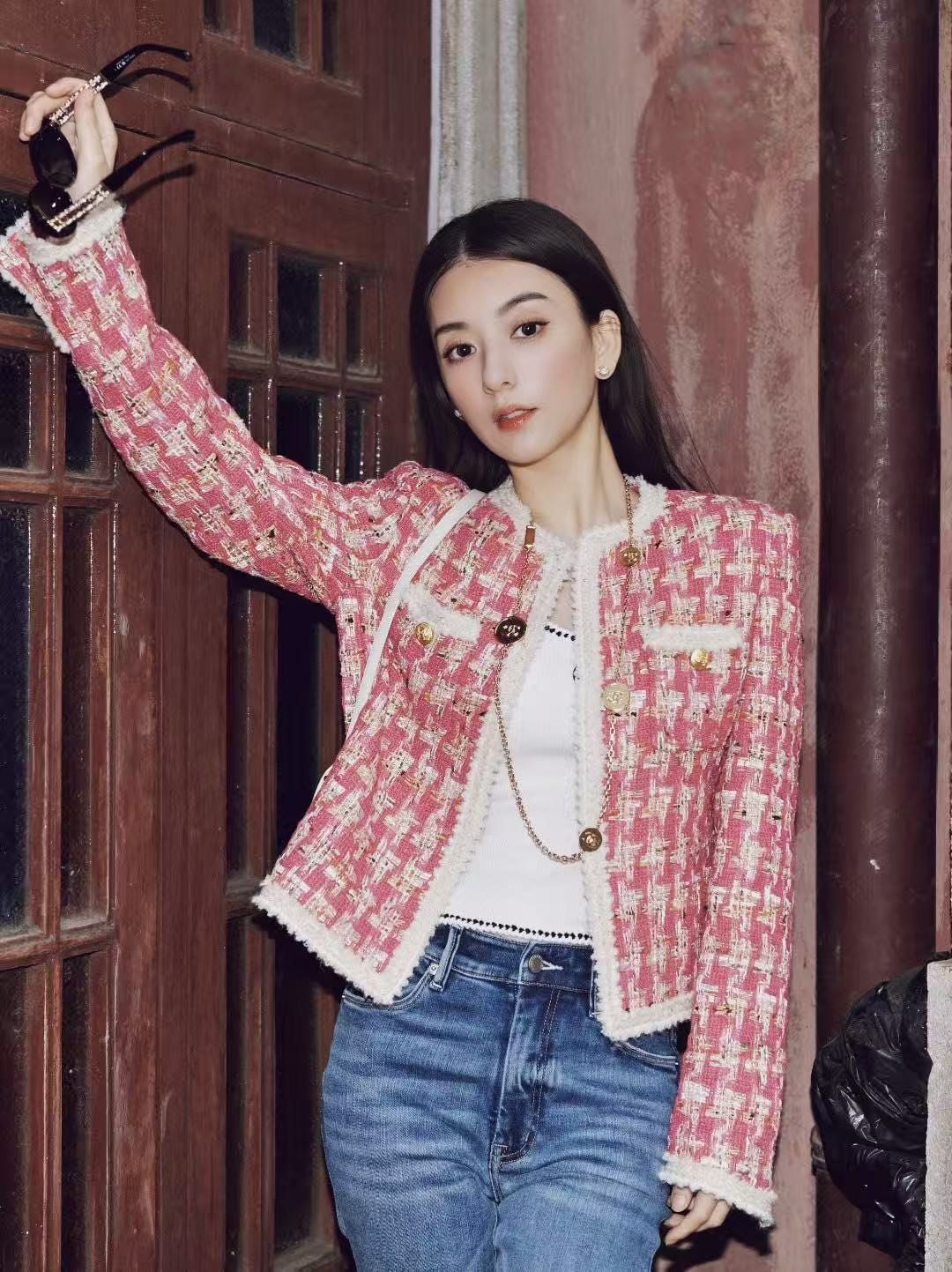  1.Áo dạ kẻ đỏ hồng , viền trắng 