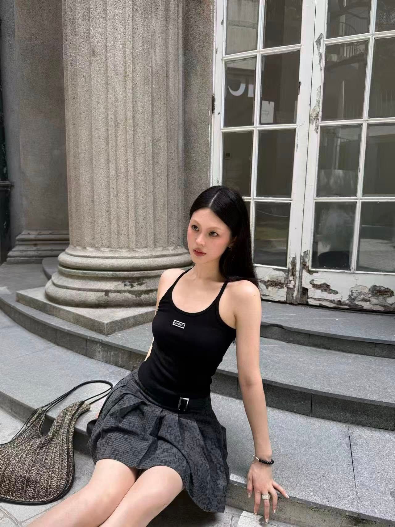  Áo hai dây đen Logo chữ nhật nhỏ ngực 