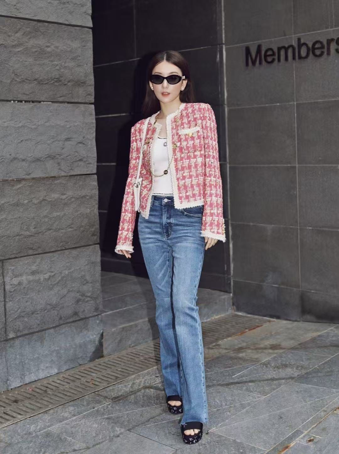  1.Áo dạ kẻ đỏ hồng , viền trắng 