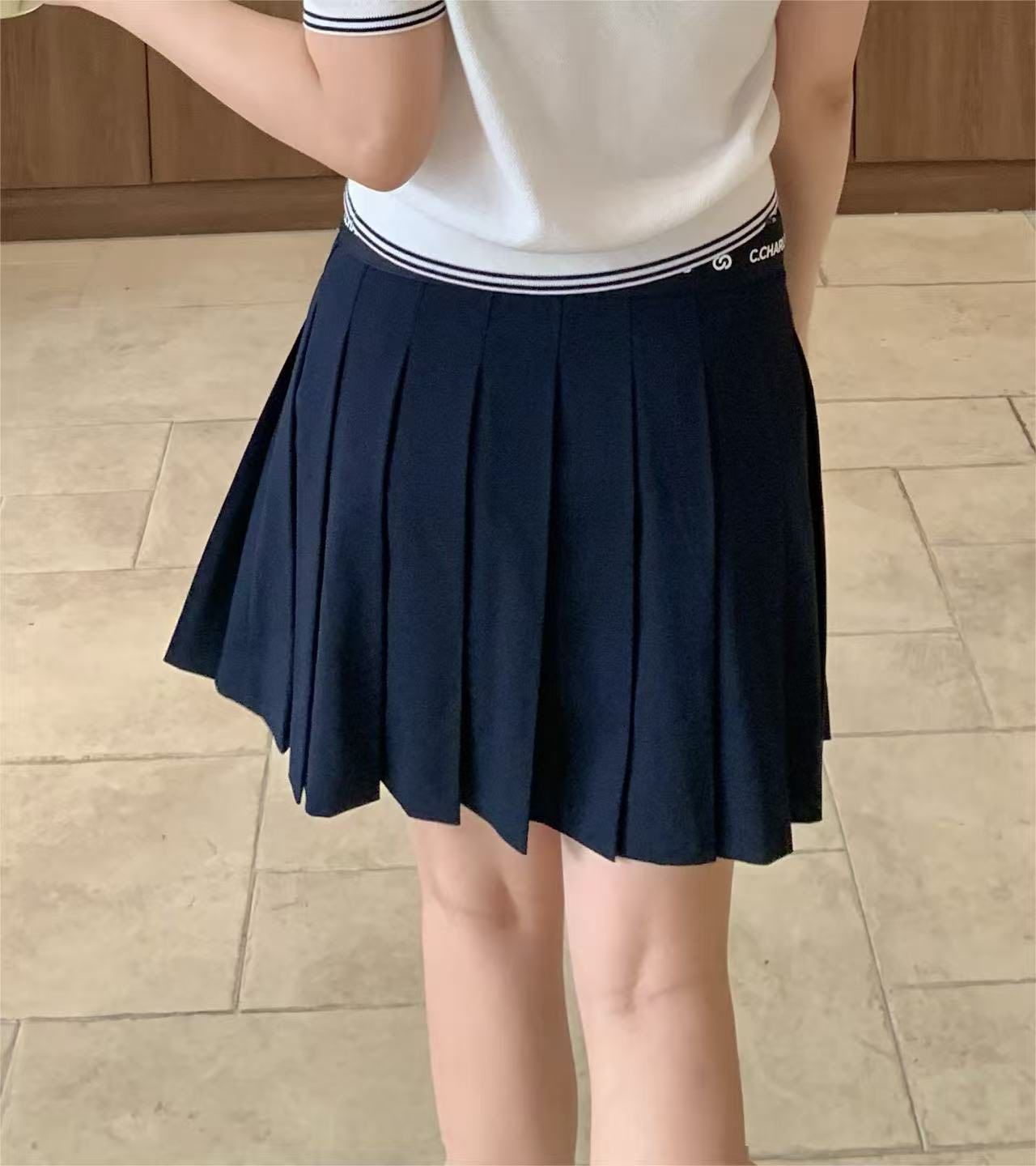  2.Chân váy đen ngắn xếp ly cạp chữ 0636 