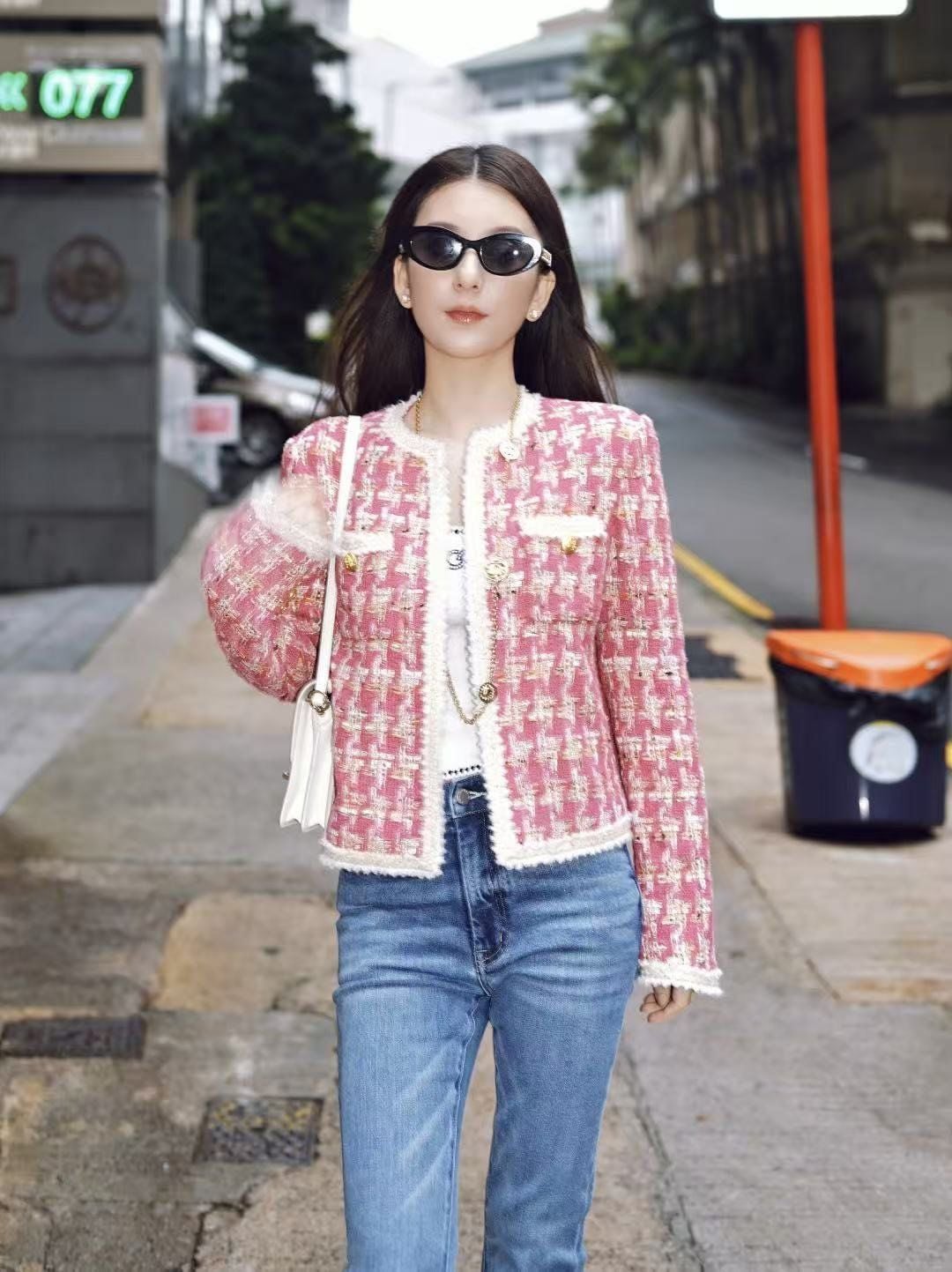  1.Áo dạ kẻ đỏ hồng , viền trắng 