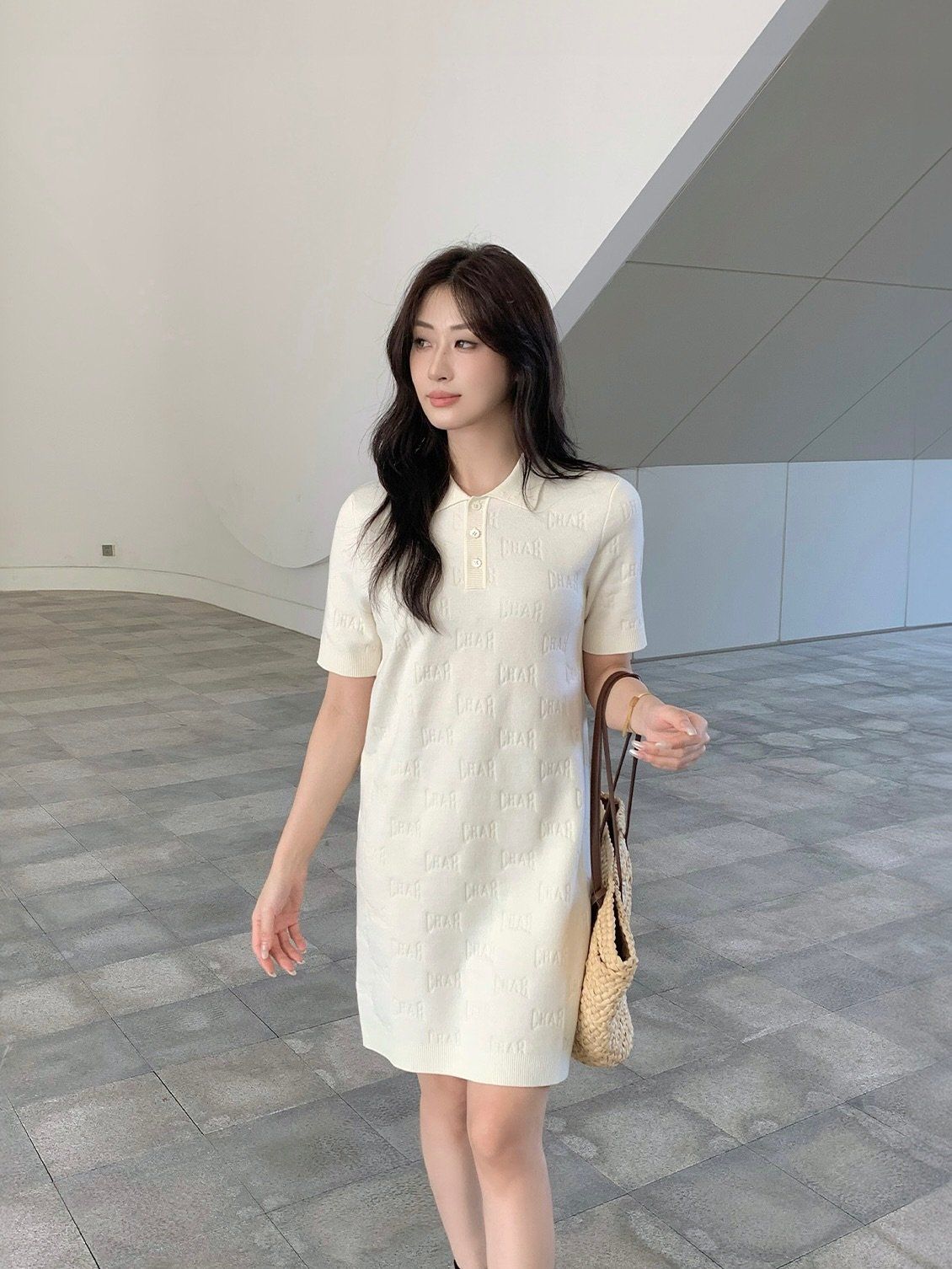  Váy trắng liền , cổ polo full logo chữ 