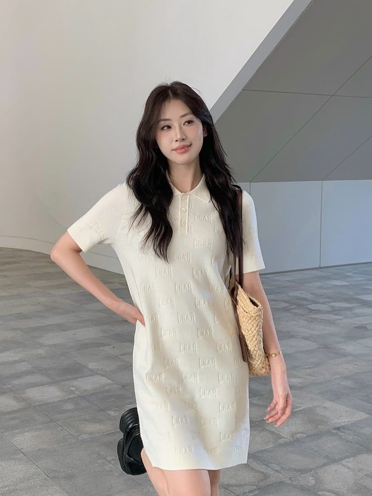  Váy trắng liền , cổ polo full logo chữ 