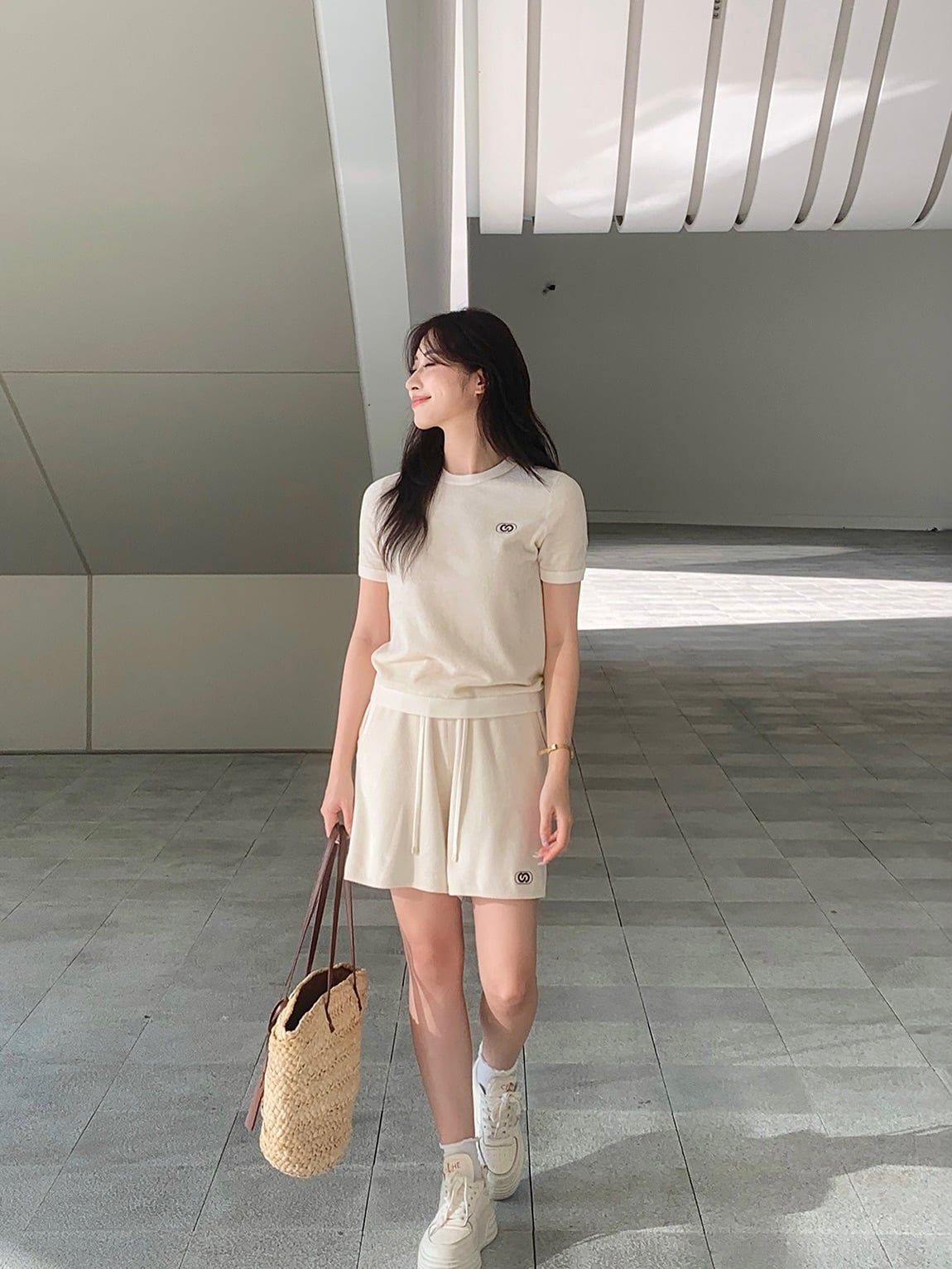  Áo nhung trắng, logo đen 1 bên (Set) 